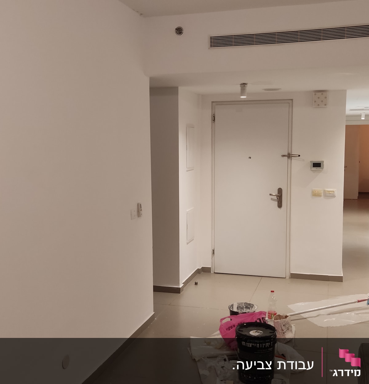 פח צבע, מגש ורולר על הרצפה